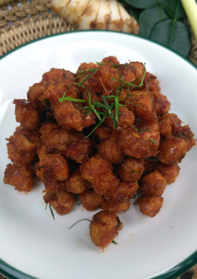 A picture of Sauteed Textured Soy Chunks / Soy Meat with Red Curry Paste.