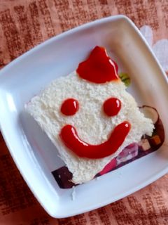 ब्रेड टोमाटोसॉस इमोजी (Bread tomato sause emoji recipe in Hindi) रेसिपी मुख्य फोटो