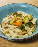 Sopa de noodles de arroz con setas y calabacín en Wok