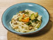 Una foto de sopa de noodles