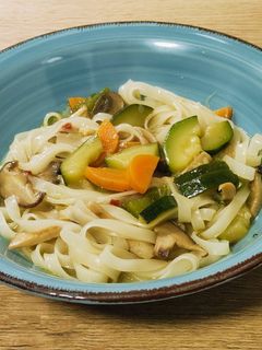 Una foto de Sopa de noodles de arroz con setas y calabacín en Wok