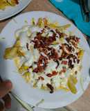 Patatas con queso bacon y salsa ranchera