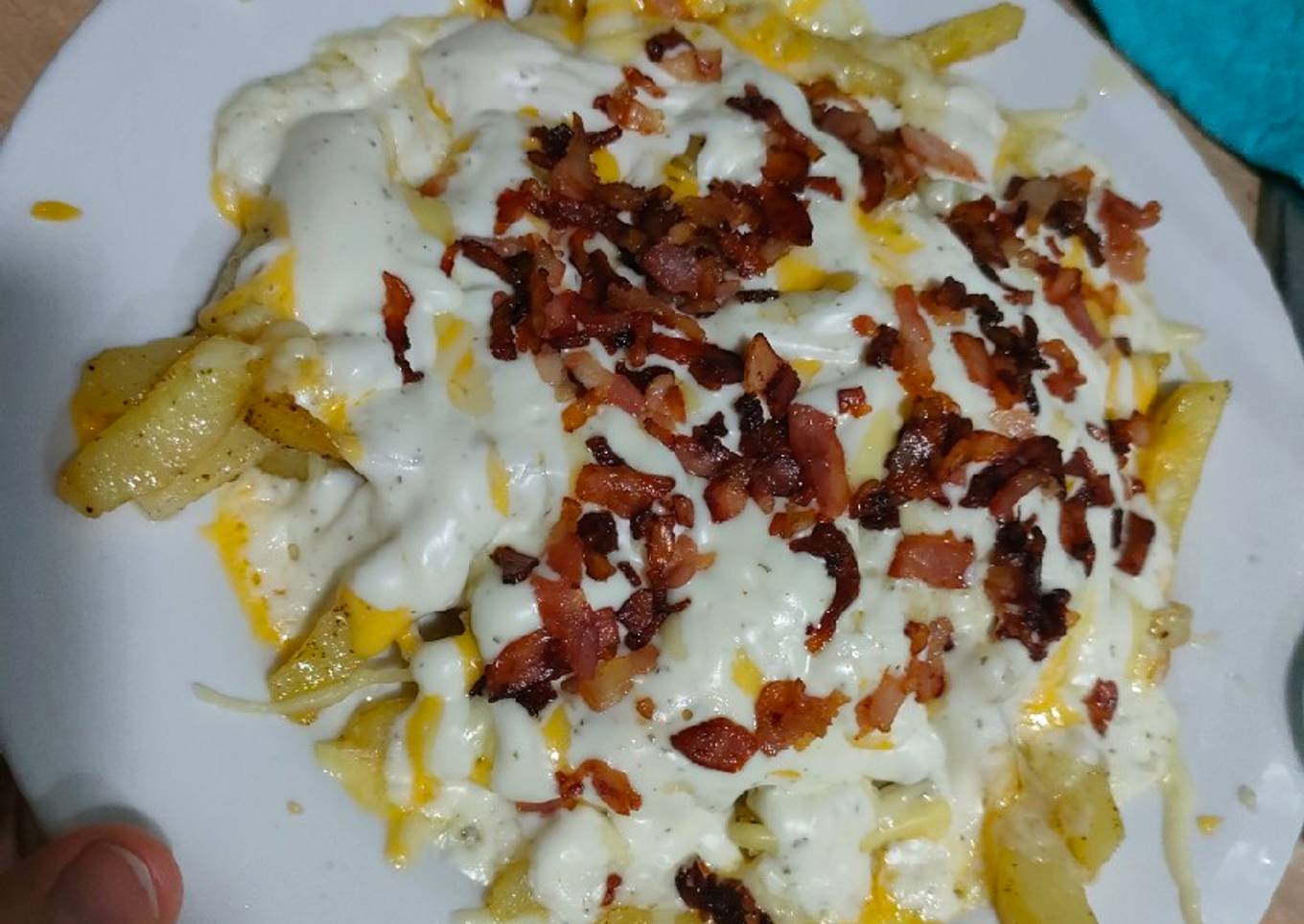 Patatas con queso bacon y salsa ranchera