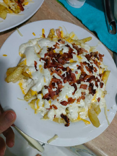 Una foto de Patatas con queso bacon y salsa ranchera