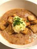 Creamy potato chowder with corned beef shreds & garlic croutons