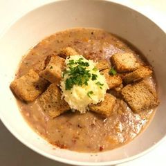 A picture of Creamy potato chowder with corned beef shreds & garlic croutons.