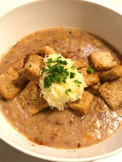 A picture of Creamy potato chowder with corned beef shreds & garlic croutons.