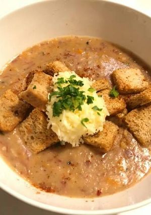A picture of Creamy potato chowder with corned beef shreds & garlic croutons.