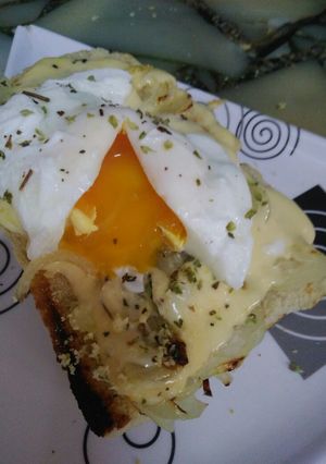 Una foto de Pan a la fugazzeta coronado con huevo poché 🍞🍳