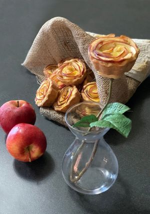 Foto di Roselline di pasta frolla con mele e crema pasticcera