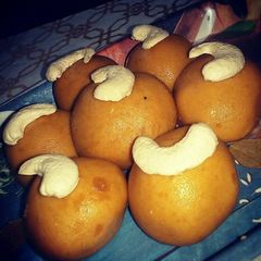 A picture of Besan ki ladoo.