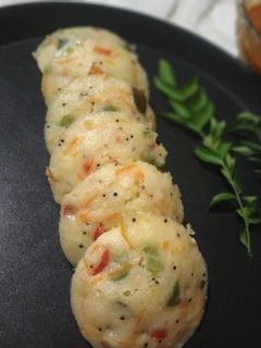 વેજીટેબલ રવા ઈડલી (vegetables rava idli) રેસીપી મુખ્ય ફોટો
