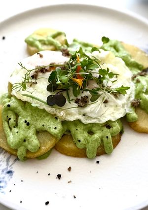 Una foto de Huevos Fritos con Salsa de Alioli Trufada