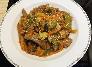 Une photo de Émincé de bœuf à l’asiatique et wok de légumes