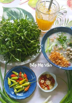 Hình của món Cháo hến nấm rơm rau đắng.