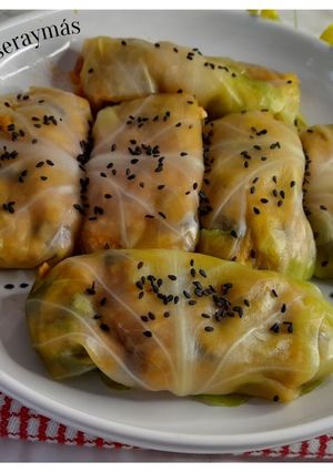Una foto de Col rellena de pollo y frutos secos
