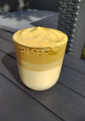 Une photo de Dalgona cappuccino et sirop de chocolat