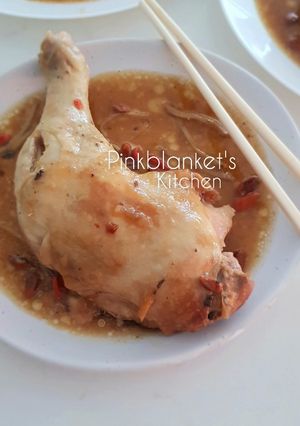 A picture of Steamed Herbal Chicken.