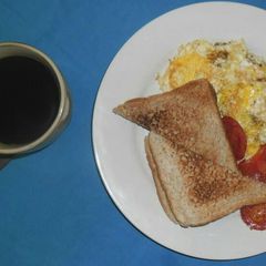 A picture of Eggs and tomatoes.