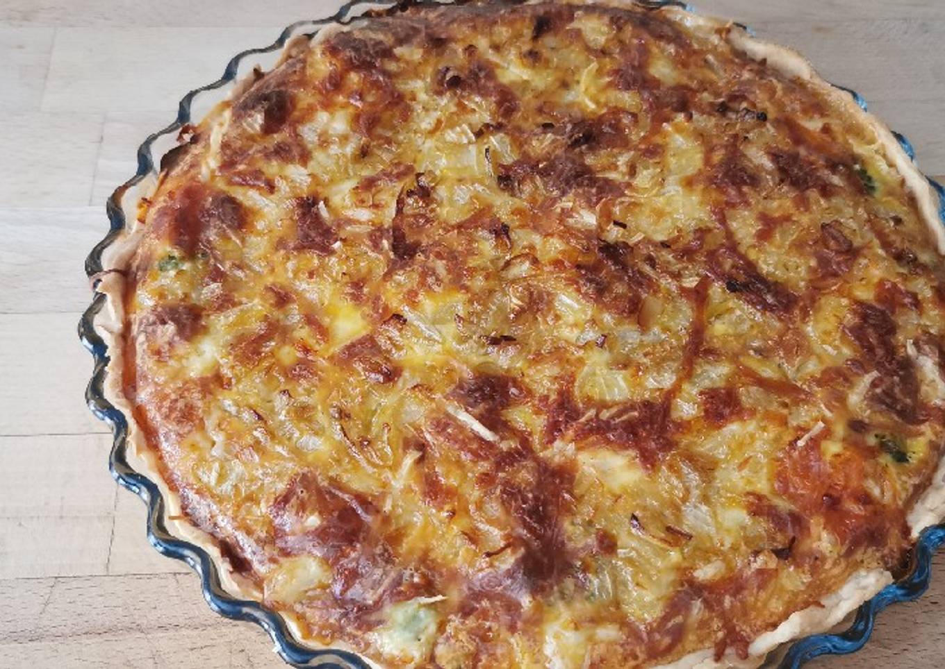 Quiche de brócoli, salmón y cebolla caramelizada