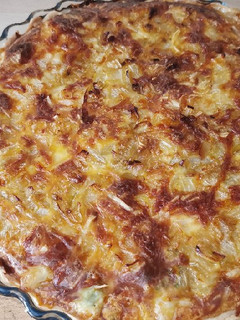 Una foto de Quiche de brócoli, salmón y cebolla caramelizada