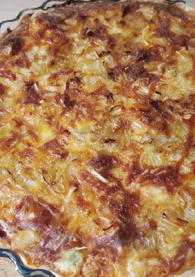 Una foto de Quiche de brócoli, salmón y cebolla caramelizada