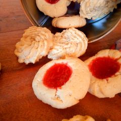 A picture of Warm-up Holiday Shortbread Cookies.