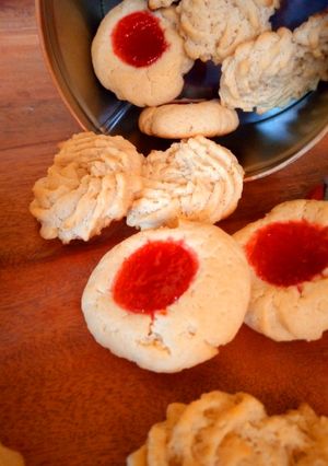 A picture of Warm-up Holiday Shortbread Cookies.