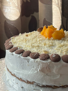 Una foto de Birthday Cake con compota de chocolate y durazno