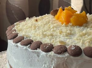 Una foto de Birthday Cake con compota de chocolate y durazno
