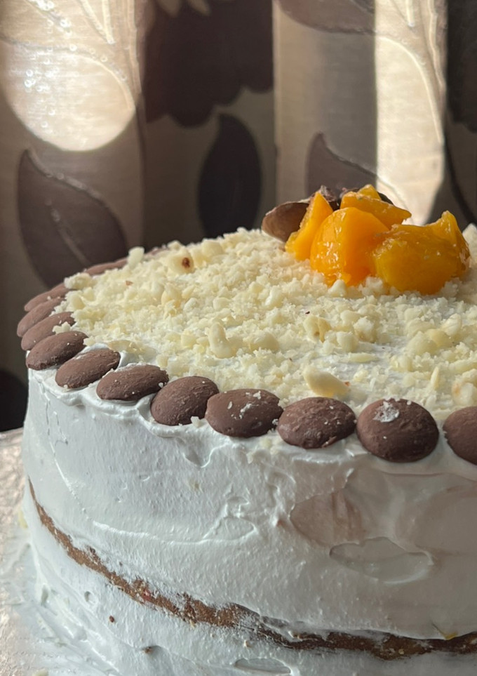 Una foto de Birthday Cake con compota de chocolate y durazno