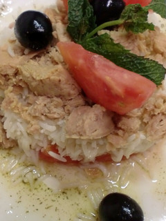 Una foto de Molde de arroz con tomate y atún