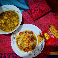 A picture of Ghugni chaat with aloo bhujia.