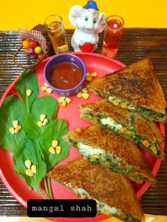 चीजी स्पिनॅच कॉर्न सँडविच(Cheesy Spinach Corn Sandwich Recipe In Marathi) रेसिपी चे मुख्य फोटो 