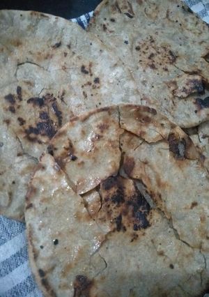 બાજરા ના રોટલા (Bajara Rotla Recipe In Gujarati) રેસીપી મુખ્ય ફોટો
