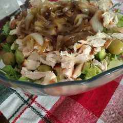 Una foto de Ensalada de Pollo y cebollas caramelizadas