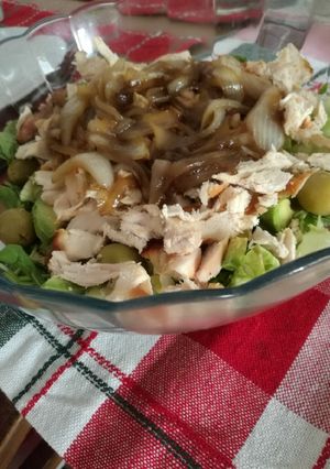 Una foto de Ensalada de Pollo y cebollas caramelizadas