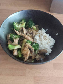 Una foto de Salteado Wok de pollo y verduras