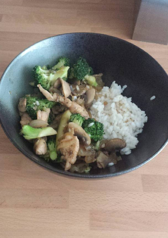 Una foto de Salteado Wok de pollo y verduras