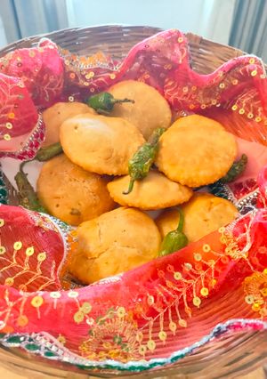 मूंग दाल कचौड़ी(MOONG DAL KACHODI RECIPE IN HINDI() रेसिपी मुख्य फोटो