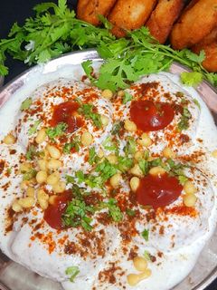 दही बड़ा (dahi vada recipe in Hindi) रेसिपी मुख्य फोटो