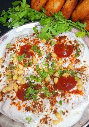 दही बड़ा (dahi vada recipe in Hindi) रेसिपी मुख्य फोटो
