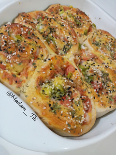 عکسی از دستور پیتزا رولی 🍕