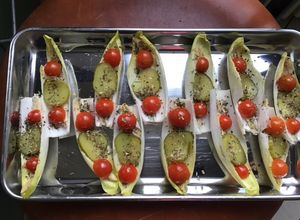 Une photo de Barquettes d endives aux anchois tomates cerises et cornichons américains