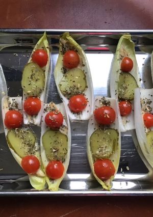 Une photo de Barquettes d endives aux anchois tomates cerises et cornichons américains