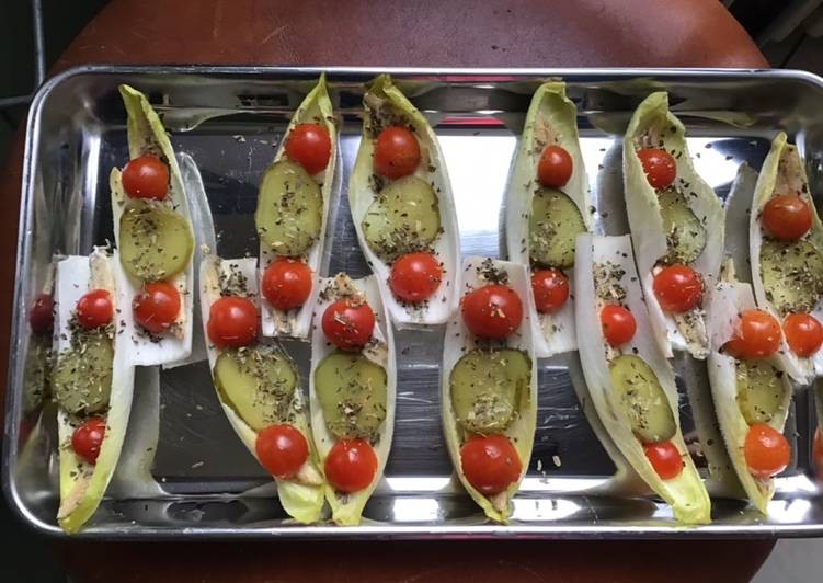 Barquettes d endives aux anchois tomates cerises et cornichons américains