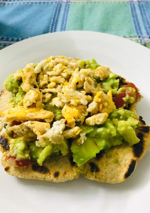 Una foto de Árepas de garbanzos + yogurt