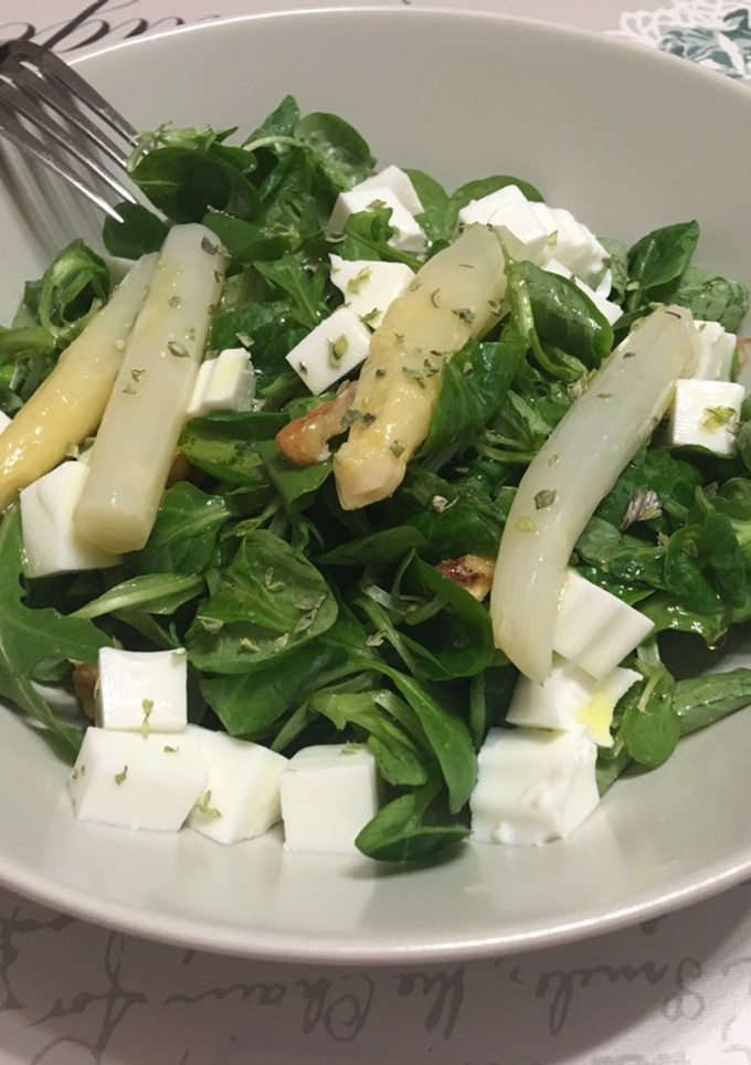 Una foto de Ensalada de canónigos y rúcula