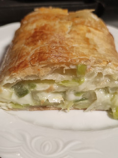 Una foto de Hojaldre de verduras y queso