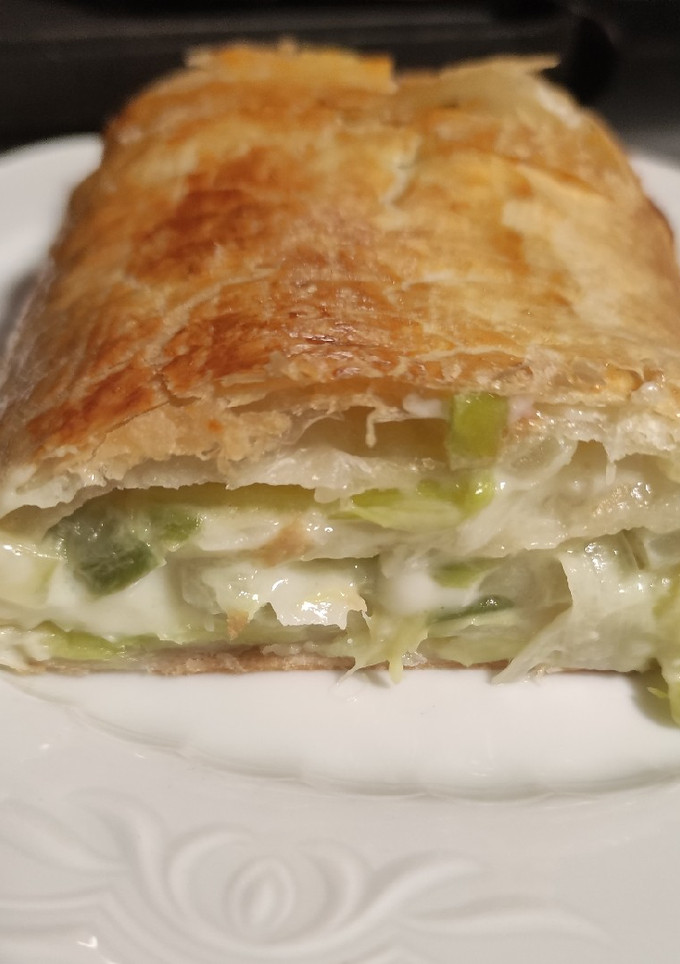 Una foto de Hojaldre de verduras y queso